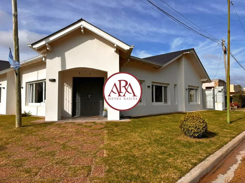 divina casa en venta en barrio echaide